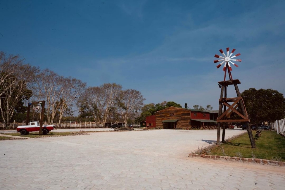 Você está visualizando atualmente Fábrica abandonada vira restaurante ‘barracão’ inspirado na cultura dos EUA